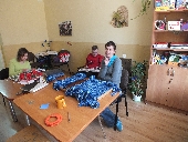 uczestnicy przygotowywujcy dekoracj 1