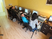 uczestnicy WTZ na pracowni komputerowej