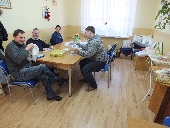 uczestnicy podczas pracy na pracowni krawieckiej