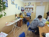uczestnicy podczas pracy na pracowni krawieckiej
