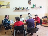 uczestnicy na pracowni manualnej