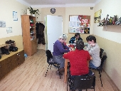 uczestnicy podczas pracy polegajcej na nawlekaniu koralikw