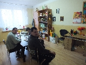 uczestnicy podczas pracy na pracowni plastycznej 1