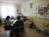 uczestnicy WTZ na pracowni przyrodniczej