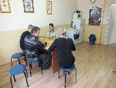 uczestnicy podczas ukadania puzzli