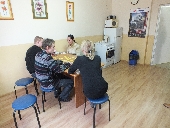 uczestnicy podczas ukadania puzzli
