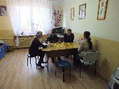 uczestnicy podczas ukadania puzzli